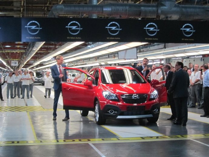 El Rey Felipe VI estrena un Opel Mokka de la planta de Figueruelas.