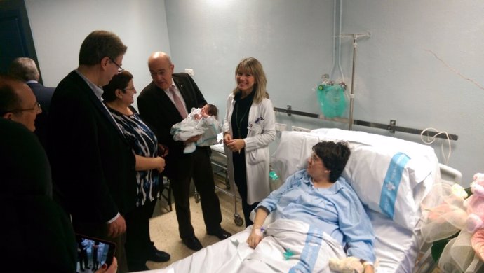 El conseller Boi Ruiz visita a la primera niña nacida en 2015