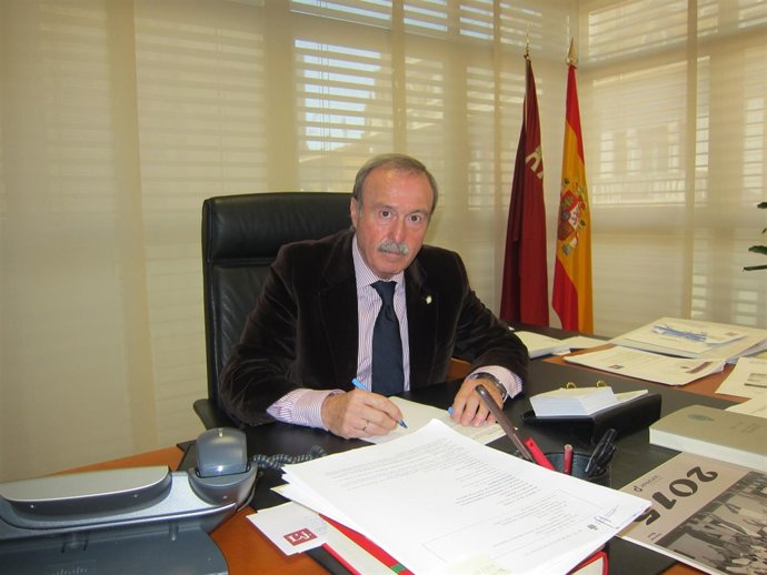 Gómez Fayrén en su despacho en el Consejo Jurídico de la Región