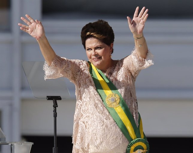 Dilma Rousseff saluda tras tomar posesión de nuevo mandato
