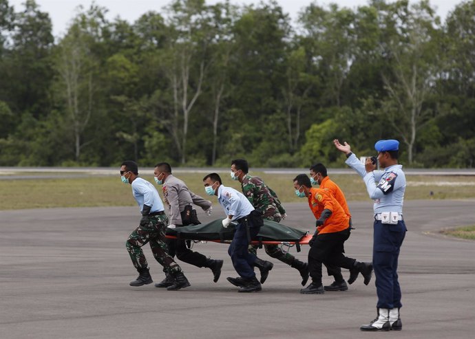 Los equipos de rescate llevan un cuerpo del vuelo QZ8501 de AirAsia