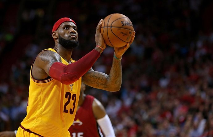 LeBron James sufre una recaída en sus lesiones