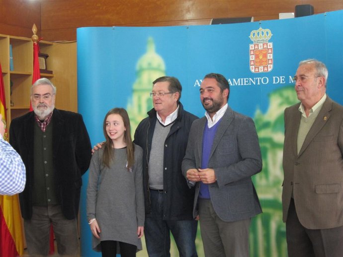 Los representantes de los Reyes Magos con el concejal de Cultura.