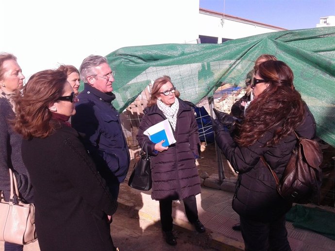 Visita de los 'populares' al colegio Pedro Gutiérrez de Alcalá de Guadaíra.