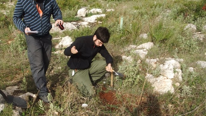 Investigan los procesos químicos que evitan que agua penetre en el suelo