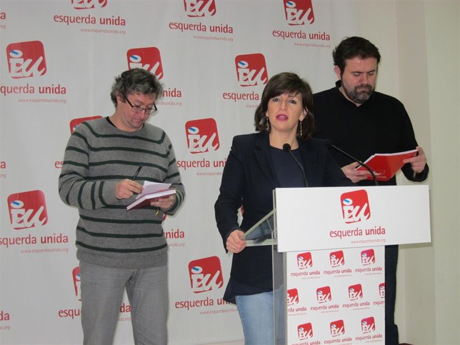 Xabier Ron, Yolanda Díaz, y Rubén Pérez en la rueda de prensa