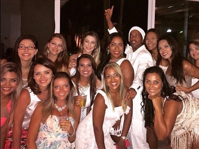 Ronaldinho festeja el Año Nuevo acompañado de 13 mujeres