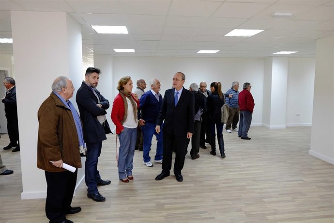 El alcalde de Málaga De la Torre en centro mayores de Miraflores de los Ángeles