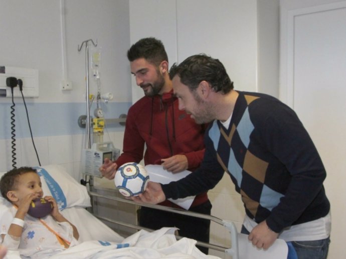 Jugadores del Espanyol repartiendo juguetes en el hospital 