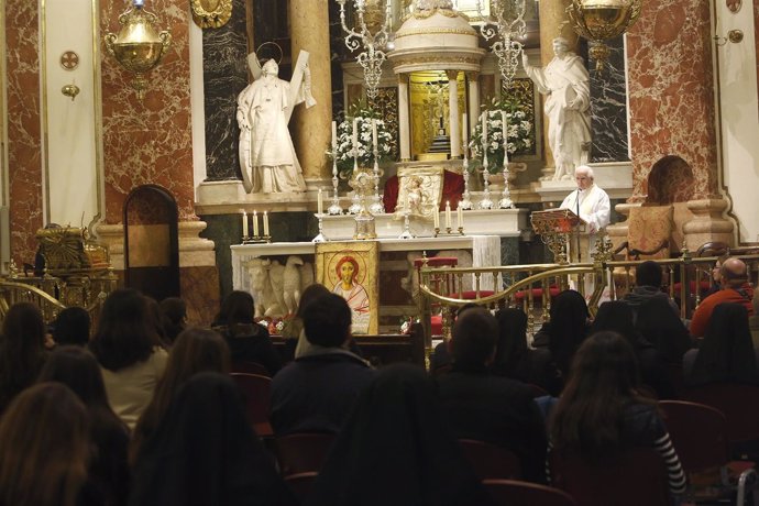 El cardenal Cañizares preside la vigilia de jóvenes 
