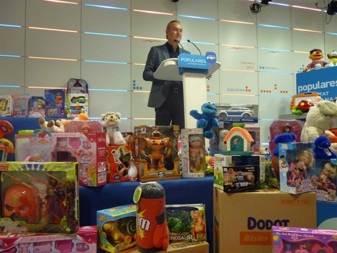 Fabra junto a los juguetes recogidos por NNGG CV