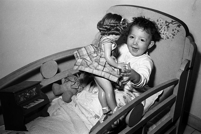 Niña recibiendo juguetes el día de Reyes