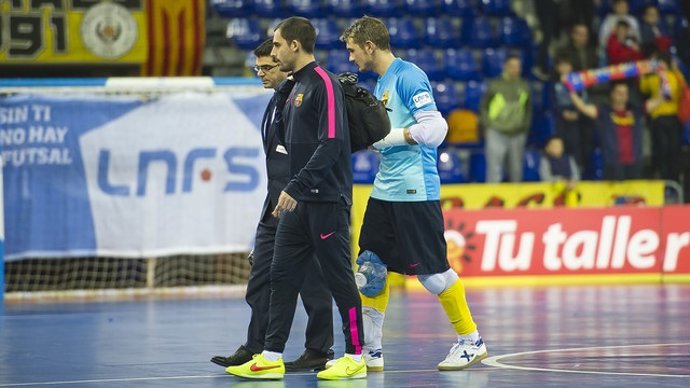 Cristian, portero del Barcelona de fútbol sala, se retira lesionado