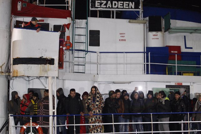 Inmigrantes hacinados en el 'Ezadeen'