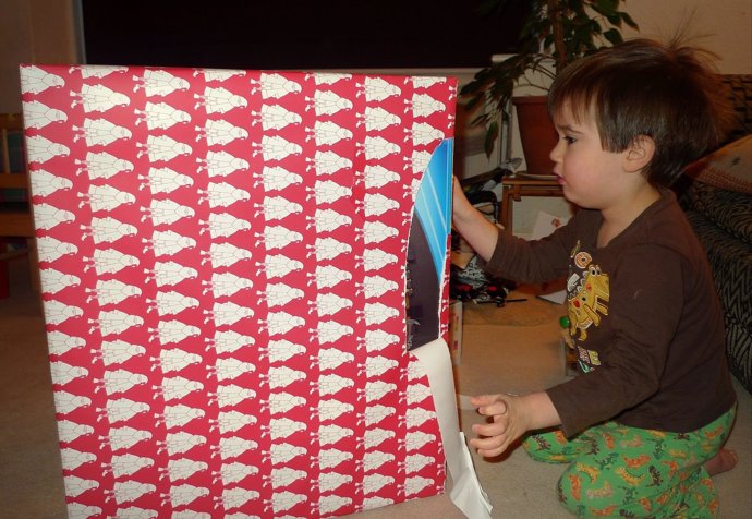Niño abriendo regalos