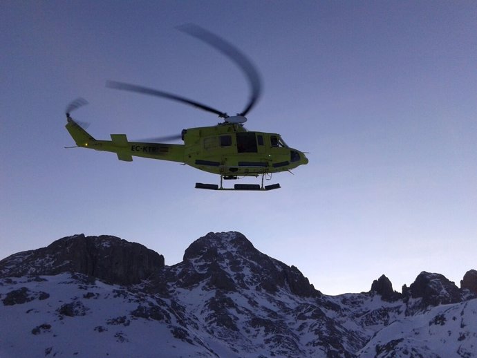 Helicóptero 112 en el rescate de un montañero en Picos de Europa 