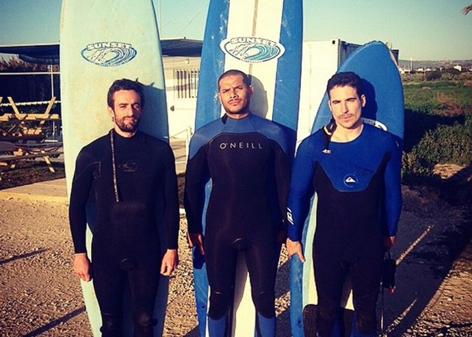 Miguel Ángel Silvestre, vacaciones de surf y con Noelia López como testigo