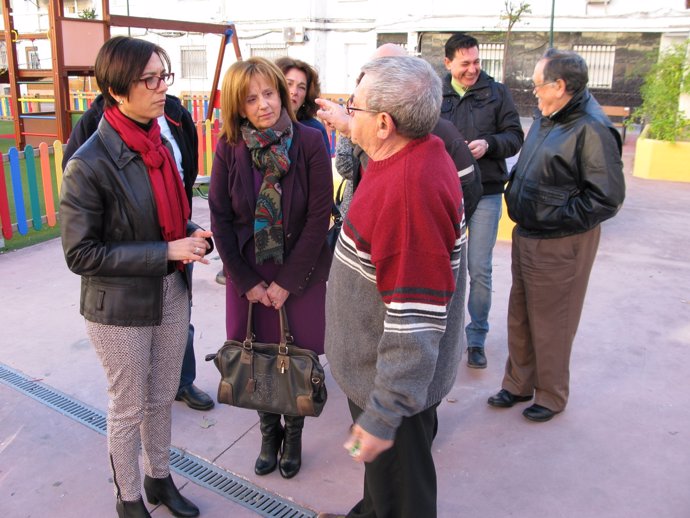 María Gámez junto a vecinos de la barriada de Sixto