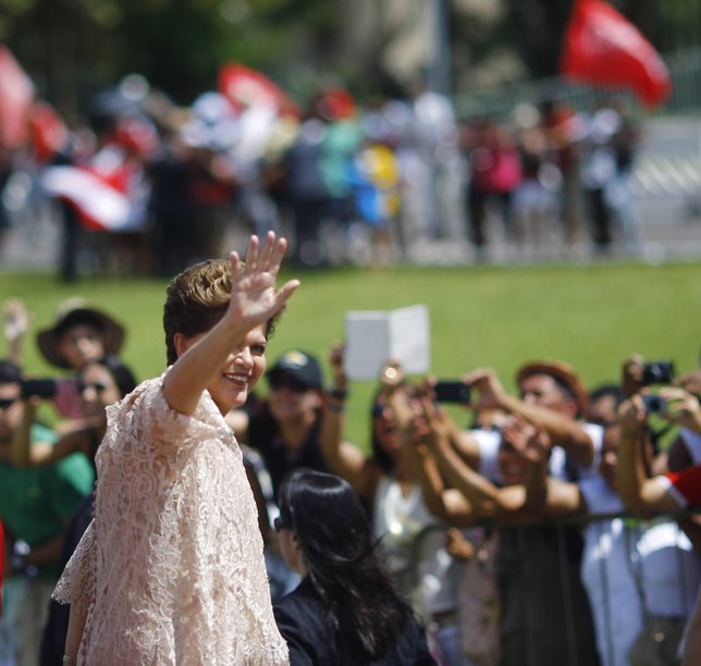 Dilma Rousseff saluda antes de tomar posesión de segundo mandato