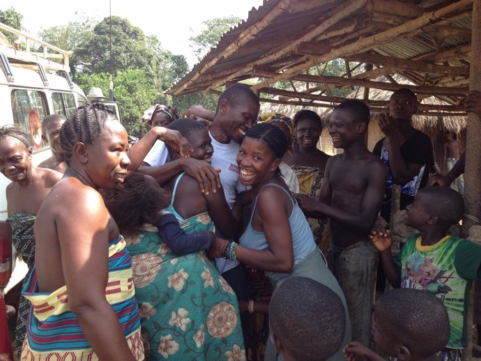 Un superviviente de ébola es recibido a su llegada a su comunidad