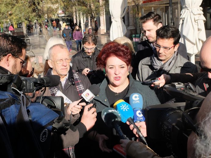 Teresa Jiménez y Francisco Cuenca, PSOE, atienden a los medios