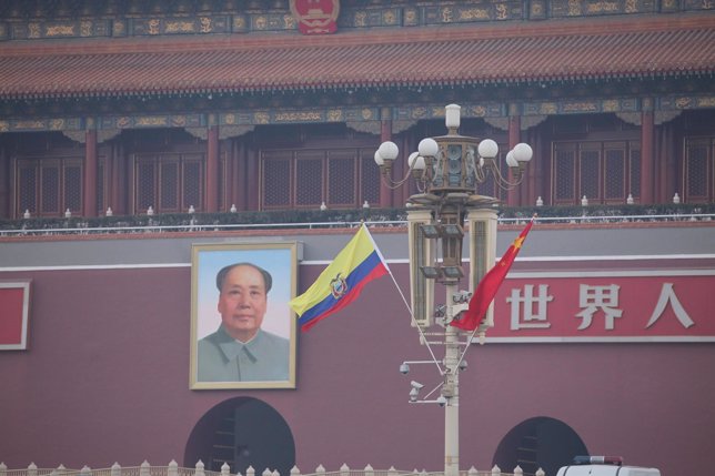 La bandera de Ecuador ondea en la plaza de Tiananmen