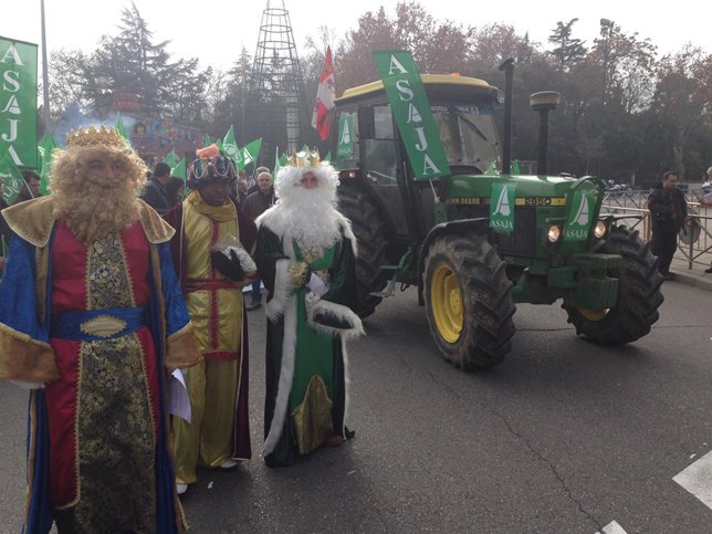 La Cabalgata de Asaja a su paso por la calle María de Molina
