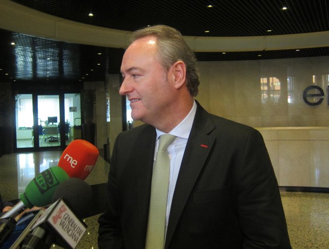 Alberto Fabra atendiendo a los periodistas