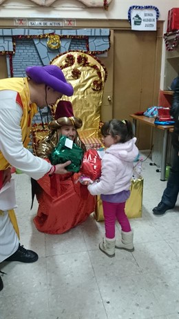 Entrega solidaria de regalos.