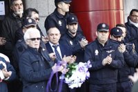 Cientos de policías recuerdan a su compañero fallecido con cinco minutos de silencio y la presencia de su hermana