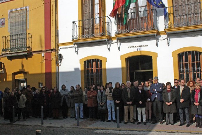 Concentración frente al Ayuntamiento hispalense.