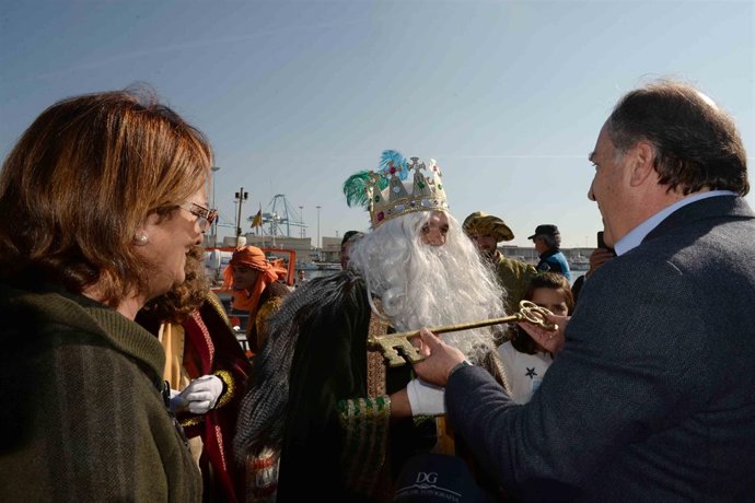 El alcalde de Algeciras entrega a los Reyes Magos la llave maestra de la ciudad