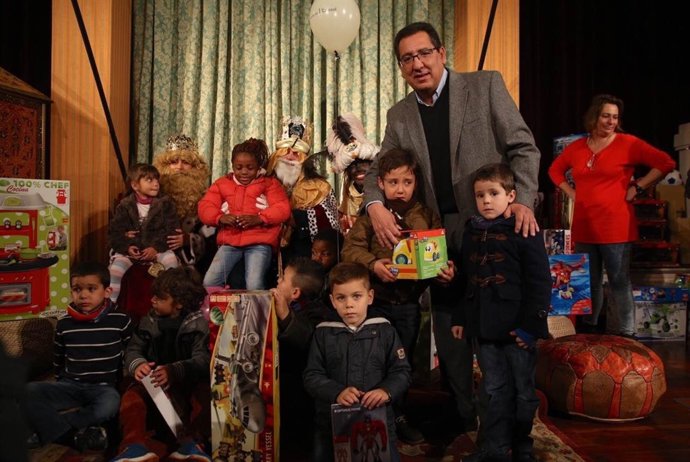 Los Reyes Magos entregan a 178 niños sin recursos sus juguetes 
