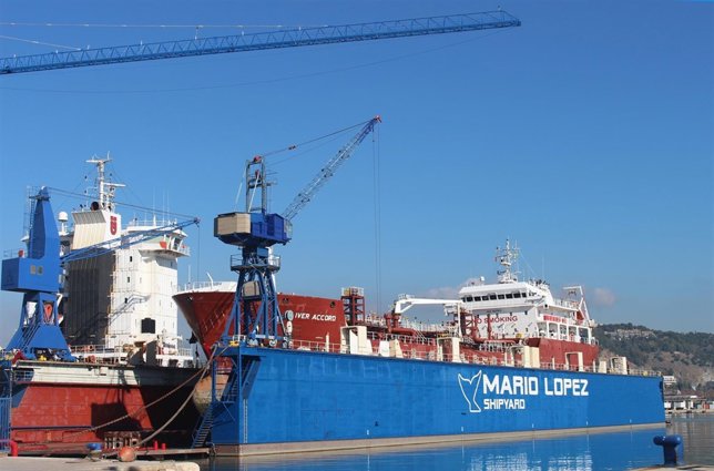 Buque asfaltero Iver Accord en los Astilleros Mario López del puerto de Málaga