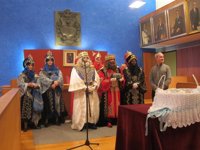 Los Reyes Magos reciben las llaves de la ciudad y entregan una canastilla al primer bebé nacido en Navidad en Barakaldo