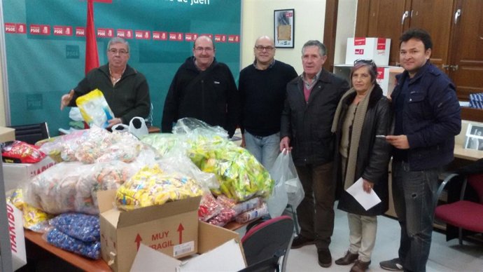 El PSOE de Jaén entrega caramelos para cabalgatas de barrios