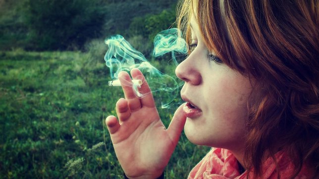 Mujer fumando