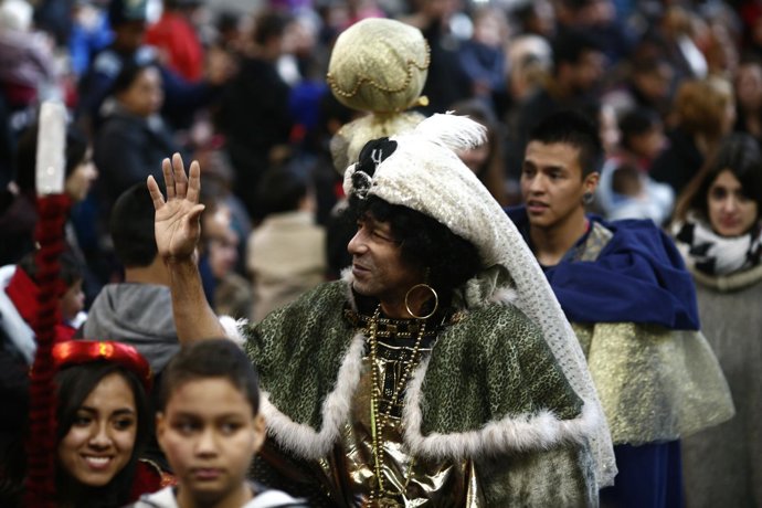 Los Reyes Magos reparten regalos a niños pobres en la Parroquia de la Merced