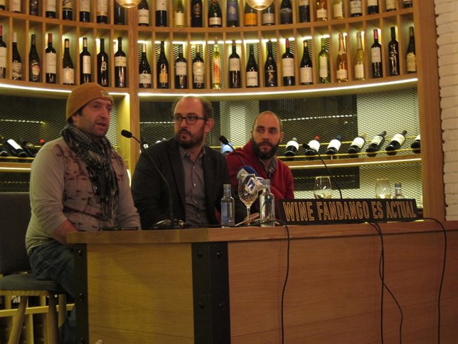 Cobeaga, en el centro, en la rueda de prensa