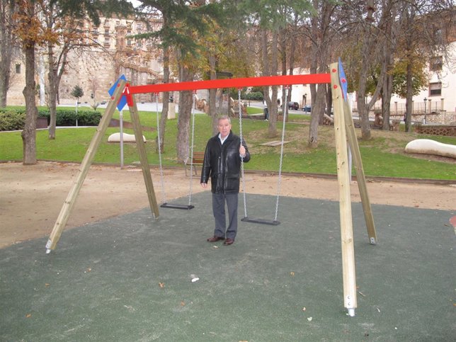 Nuevo columpio del parque Los Botánicos.