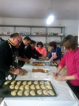 Vecinos de la localidad preparan la celebración de San Antonio.