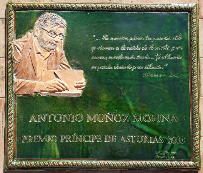 Placa de homenaje a Muñoz Molina