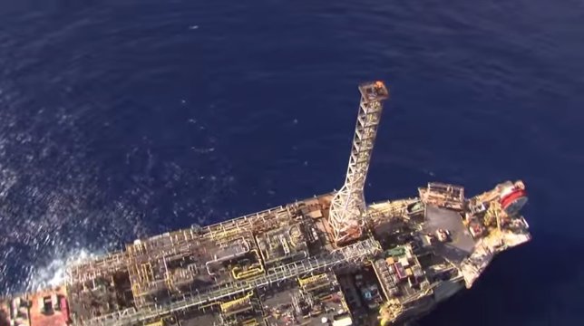 Petrobras encuentra petróleo mar adentro