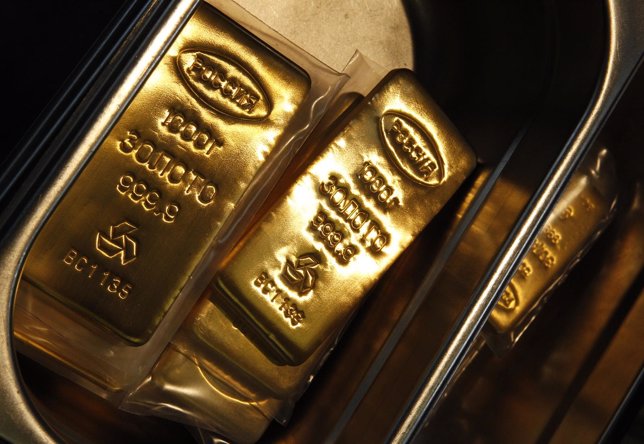El oro subió el viernes en medio de una fuerte recuperación desde mínimos