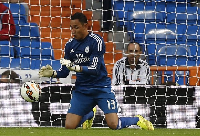 Keylor Navas detiene un balón en el choque ante el Elche