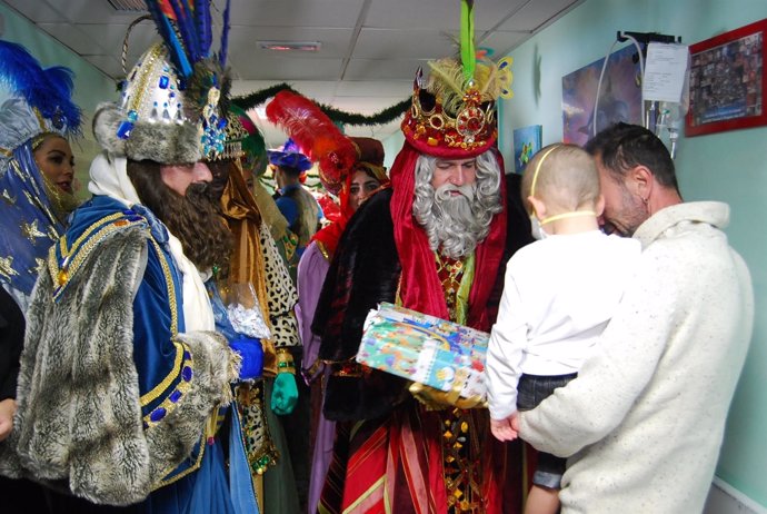 Los Reyes Magos visitan a los niños ingresados en el HUC