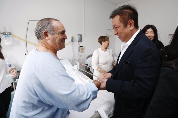 Peter Lim visita a Serreta en el hospital, el utilero del Valencia