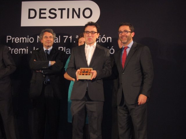 José C. Vales con el Premio Nadal