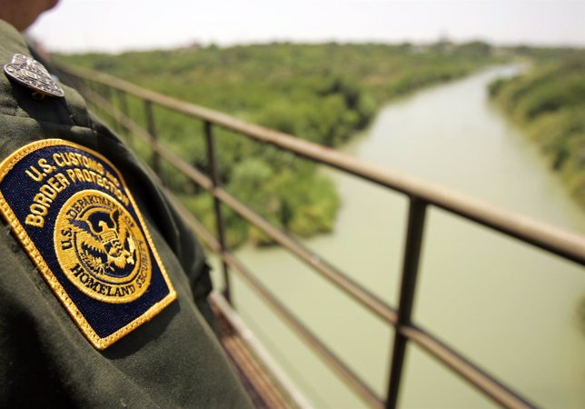 Agente de la Guardia de Fronteras estadounidense en la frontera con México