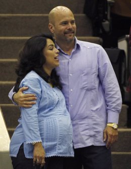 Gerardo Hernández, uno de 'Los Cinco' cubanos, abraza a su mujer